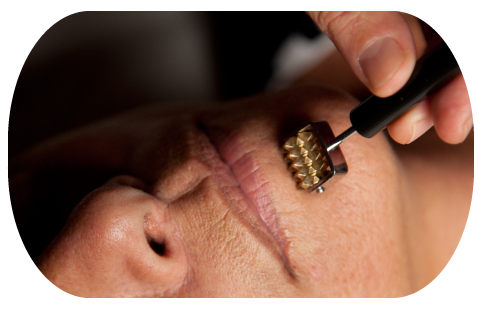 massage d'un visage avec outil du dienchan