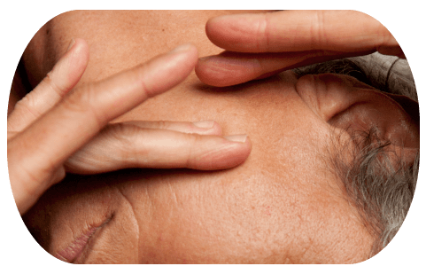 un massage sur un visage par drainage lymphatique