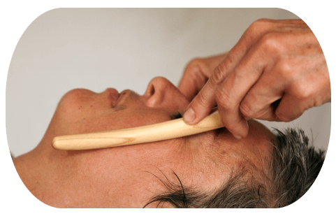 un massage hinokibo sur un visage