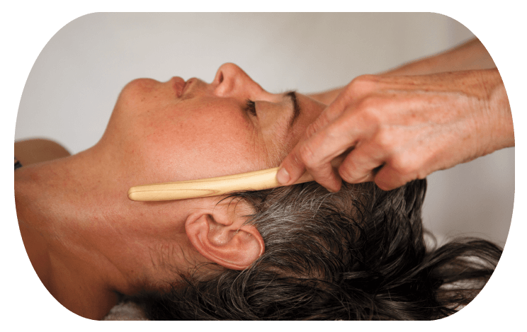 outil de massages kobido sur un visage