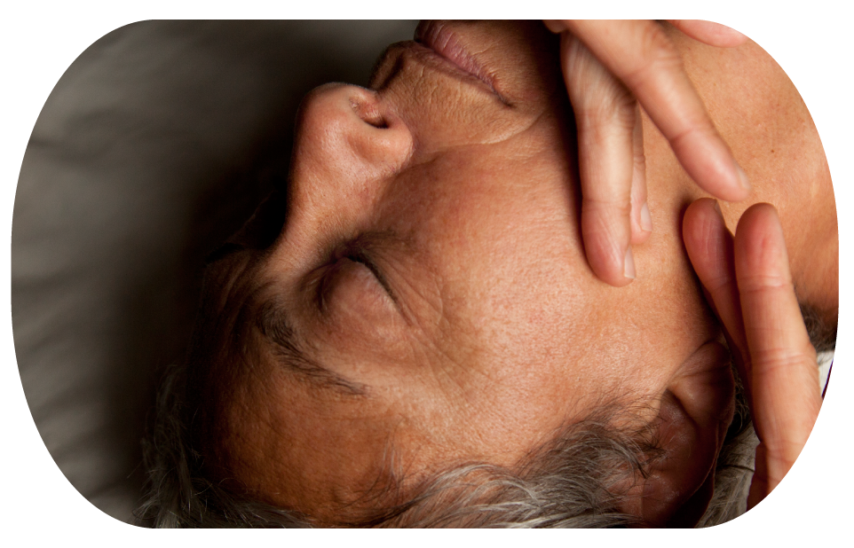 massage doux avec les mains sur un visage